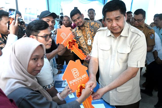 20251008_071146_resize_64 Gubernur Sumatera Utara (Sumut) Bobby Afif Nasution mendampingi Menteri Perumahan dan Permukiman Republik Indonesia Maruarar Sirait pada kunjungan kerja meninjau perumahan subsidi SMK Residence 2 di Jalan Sentosa, Lubukpakam, Kabupaten Deliserdang, Selasa (7/10/2025). Foto/Diskominfo Sumut