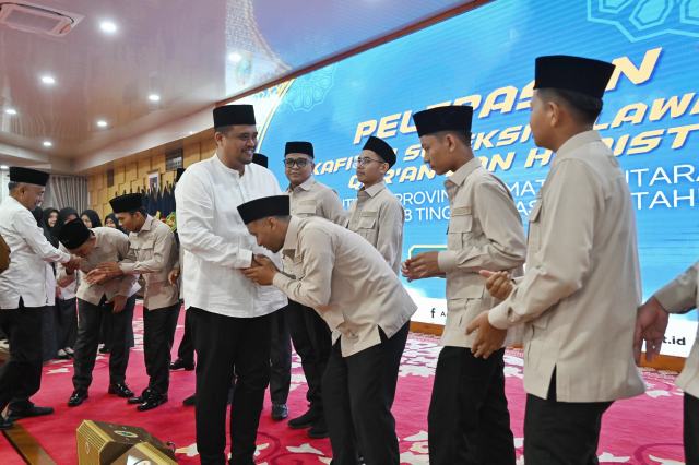 20251008_080903_resize_38 Gubernur Sumatera Utara (Sumut) Bobby Nasution secara resmi melepas keberangkatan Kafilah Sumut, yang akan bertanding di Seleksi Tilawatil Qur'an dan Hadits (STQH) ke-28 tingkat nasional di Kendari, Sulawesi Tenggara. Acara pelepasan berlangsung di Aula Tengku Rizal Nurdin, Jalan Sudirman No. 41 Medan, Selasa (7/10/2025) malam. Foto/Diskominfo Sumut