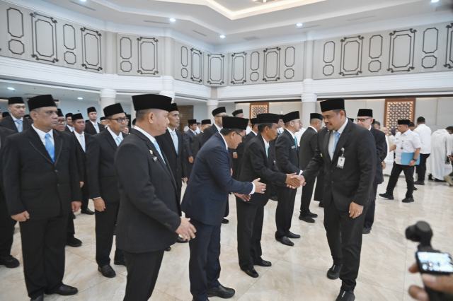 20251008_172459_resize_25 Gubernur Sumatera Utara, Muhammad Bobby Nasution, melantik 177 pejabat eselon III dan IV di lingkungan Pemerintah Provinsi Sumatera Utara (Pemprovsu) di Aula Raja Inal Siregar Kantor Gubernur, Rabu (8/10/2025).