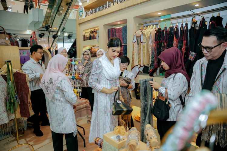 Ketua Dewan Kerjainan Daerah (Dekranasda) Provinsi Sumatera Utara (Sumut) Kahiyang Ayu, bersama Wakil Ketua Dekranasda Sumut Titiek Sugiharti menghadiri pembukaan Gebyar Kriya Nusantara dan Jogja Investment, Trade, Tourism, Agriculture and Fishing (ITTAF) 2025 di Plaza Malioboro, Yogyakarta, Jumat (14/11/ 2025).