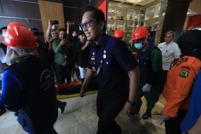 Wali Kota Medan Rico Waas dievakuasi saat simulasi gempa, Selasa (4/11/2025).