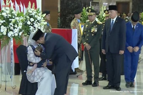 momen-haru-presiden-prabowo-sampaikan-belasungkawa-kepada-keluarga-3-prajurit-tni-yang-gugur-di-lebanon-btb