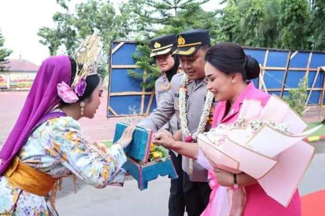 AKBP Hannry PH Tambunan saat prosesi pisah sambut di Mapolres Langkat.