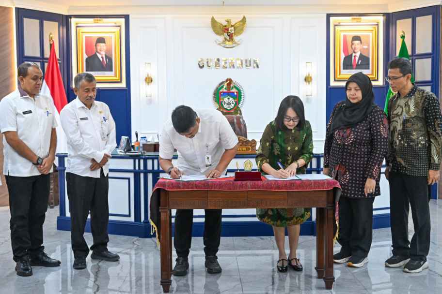 Gubernur Sumut Muhammad Bobby Afif Nasution menandatangani Nota Kesepahaman antara Pemprov Sumut dengan Rumah Sakit Mata Cicendo Bandung terkait Jejaring Pengampuan Mata di Ruang Kerja Gubernur Sumurt, lantai 10 Kantor Gubernur Sumut, Jalan Diponegoro No. 30, Medan, Rabu (3/6/2026).